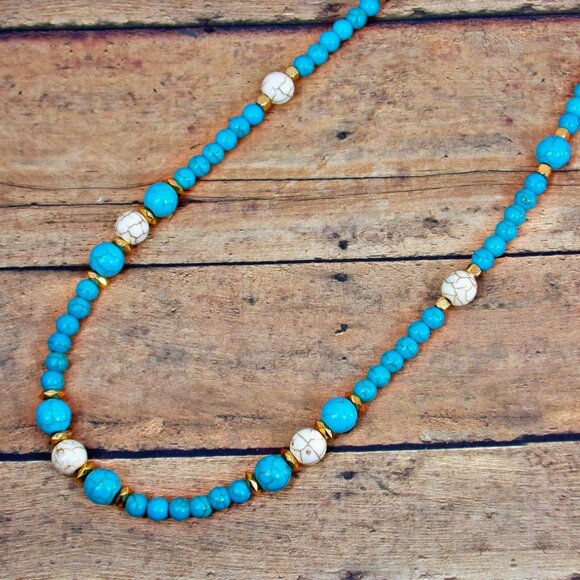 Turquoise and white stone bead necklace mixed with small gold beads. - Picture 1 of 12